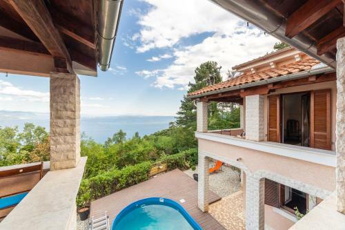 Hidden Forest Villa With Sweeping Views