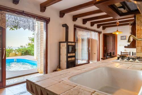Hidden Forest Villa With Sweeping Views