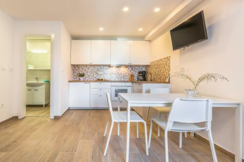 Adris Apartments