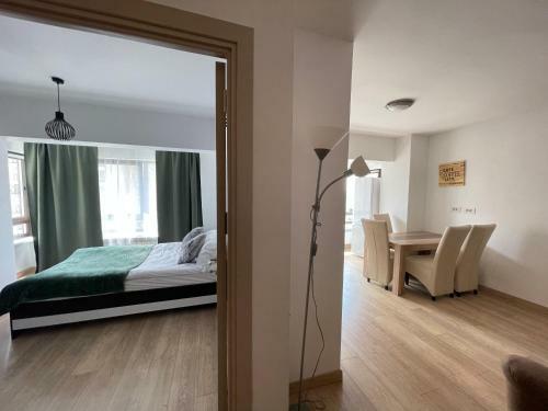 Maxims Luxurious Apartment With Large View
