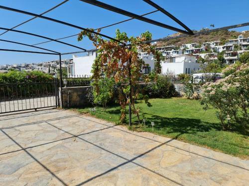 Summer Villa With Four Bedroom Three Bathroom Two Garden ???? ???? ????? ?? ???? ???? ? ???? ???? ? ??????? ?? ?????? ?????