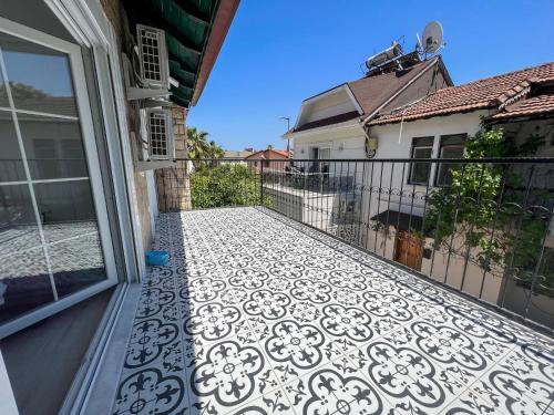 Large House Top Location (Only 100m To The Beach)