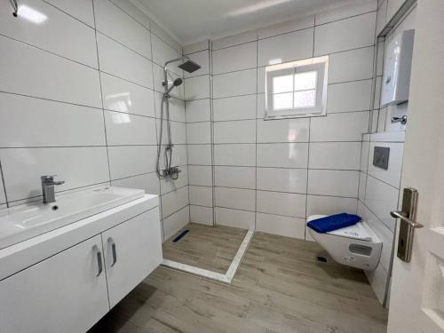 Large House Top Location (Only 100m To The Beach)