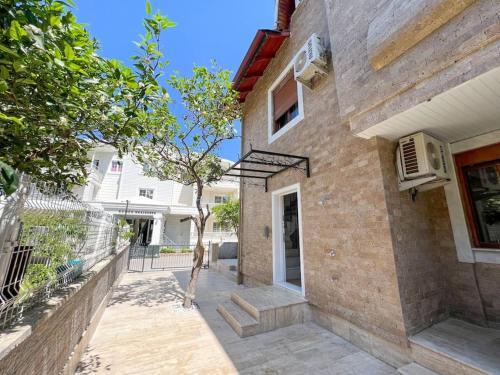 Large House Top Location (Only 100m To The Beach)