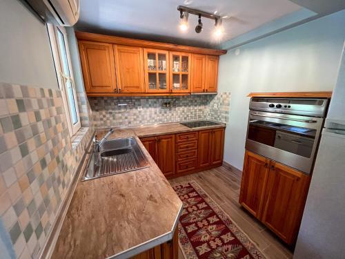 Large House Top Location (Only 100m To The Beach)