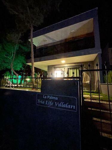 �zel Havuz Ve Deniz Manzaral? Yeni Villa