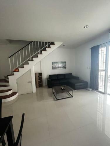 Tha� Holi Home