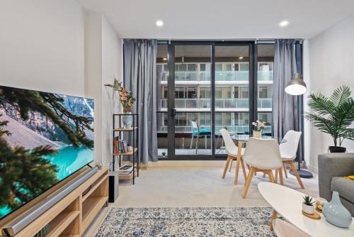 Chic City Apartment, Great Amenities And Location