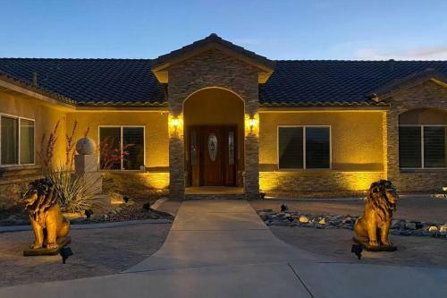 Villa Palmdale Paradise Palace / Special Event Venue