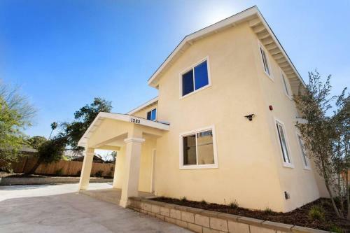 Cheerful 4-bedroom New House With Parking
