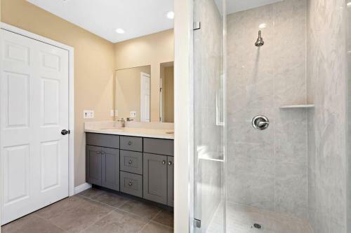 Cheerful 4-bedroom New House With Parking