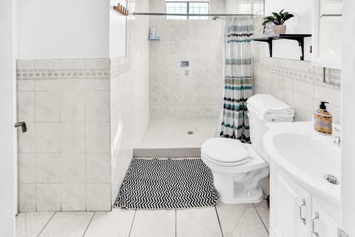 A Super Private La Home With Amazing Design And Pool & Spa