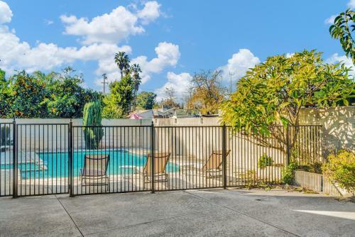 A Super Private La Home With Amazing Design And Pool & Spa