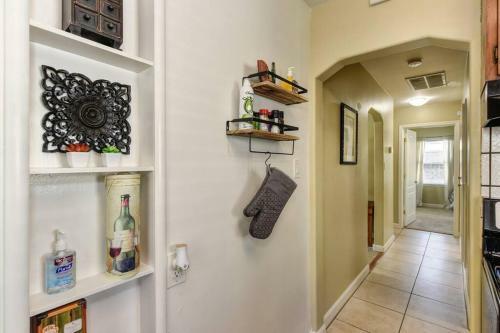 Artsy 2br Home 5 Min From Ucd Med Ctr & Sac State