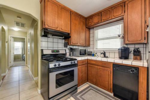 Artsy 2br Home 5 Min From Ucd Med Ctr & Sac State