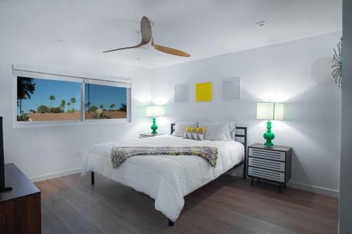 Stylish Mid-century Palm Springs Condo Heated Pool