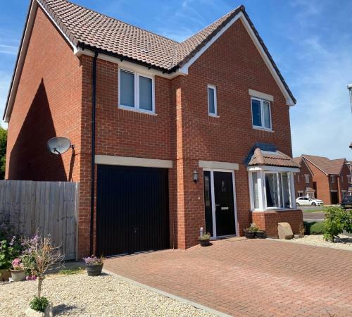 Delightful Modern 4 Bed Spacious Seaside Home.