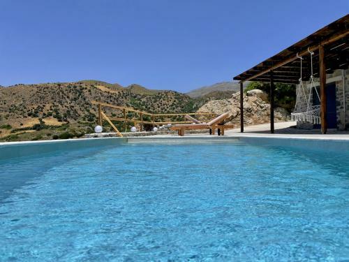 Endless Blue Beachfront Villa!