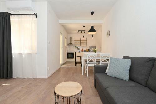 Apartment Split ?rnovnica In Green Peaceful Nature