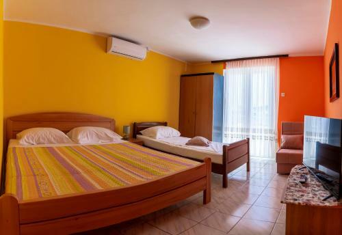 Hostal Apartments Mikuli? Rogoznica