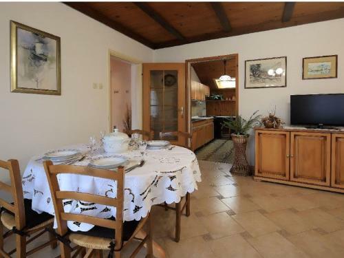 Inviting Apartment In Tribalj With Garden