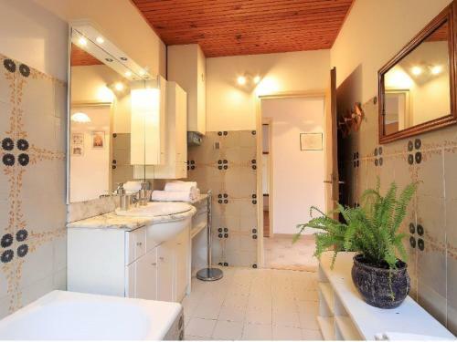Inviting Apartment In Tribalj With Garden