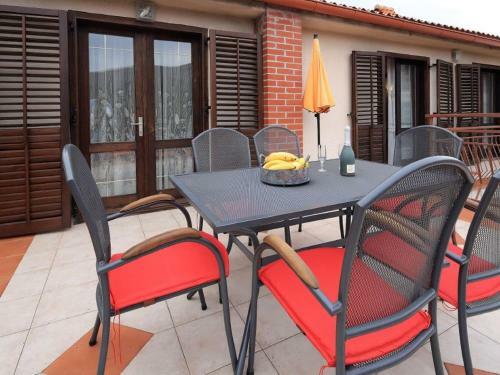Inviting Apartment In Tribalj With Garden