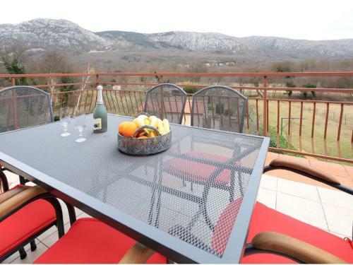 Inviting Apartment In Tribalj With Garden