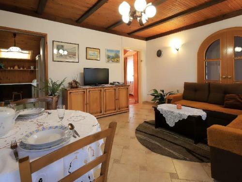Inviting Apartment In Tribalj With Garden