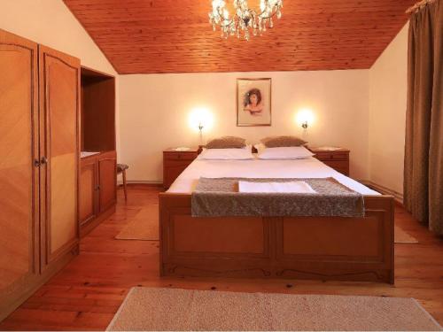 Inviting Apartment In Tribalj With Garden