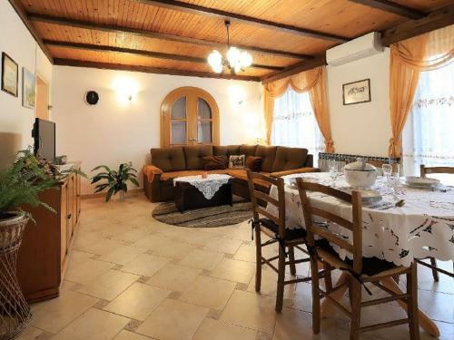 Inviting Apartment In Tribalj With Garden