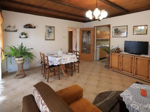 Inviting Apartment In Tribalj With Garden