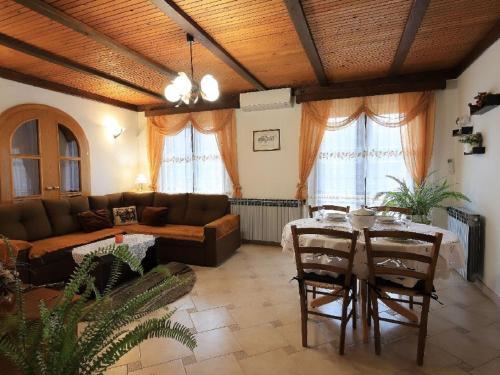 Inviting Apartment In Tribalj With Garden