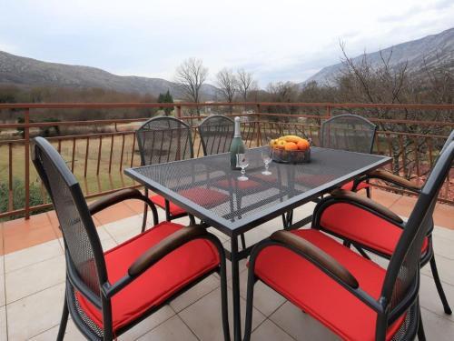 Inviting Apartment In Tribalj With Garden