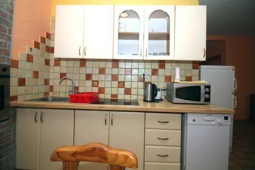 Hostal 4 Bedroom Guest House In Tisno