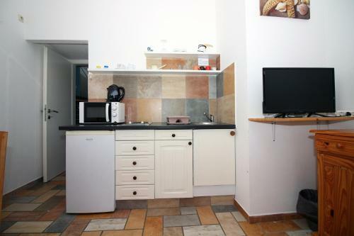 Hostal 4 Bedroom Guest House In Tisno
