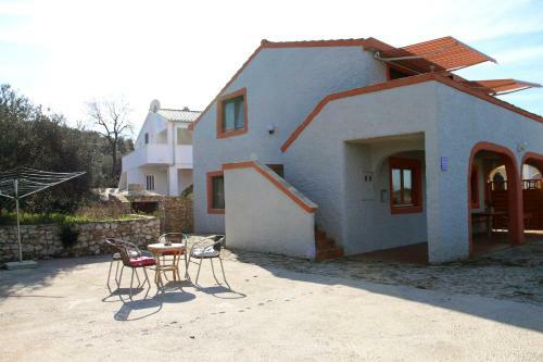 Hostal 4 Bedroom Guest House In Tisno