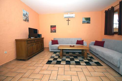 Hostal 4 Bedroom Guest House In Tisno