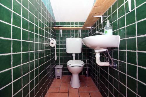 Hostal 4 Bedroom Guest House In Tisno