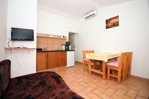 Hostal 4 Bedroom Guest House In Tisno