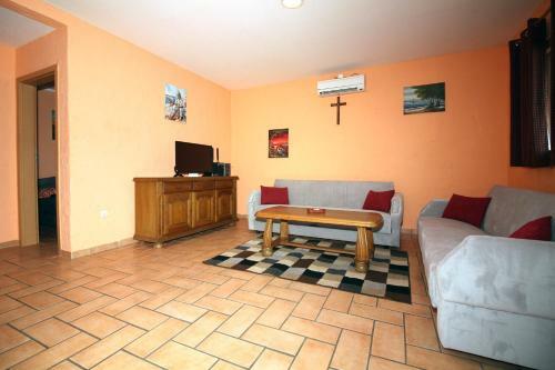 Hostal 4 Bedroom Guest House In Tisno