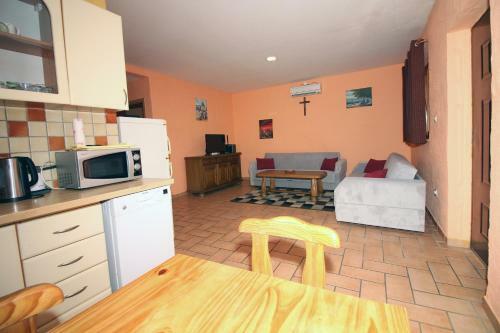 Hostal 4 Bedroom Guest House In Tisno