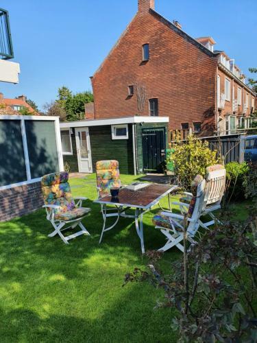 Bed & Breakfast Cozy Garden House Kijkduin Beach