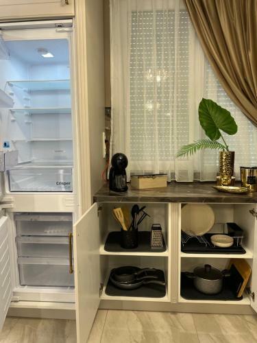 Golden Apartment
