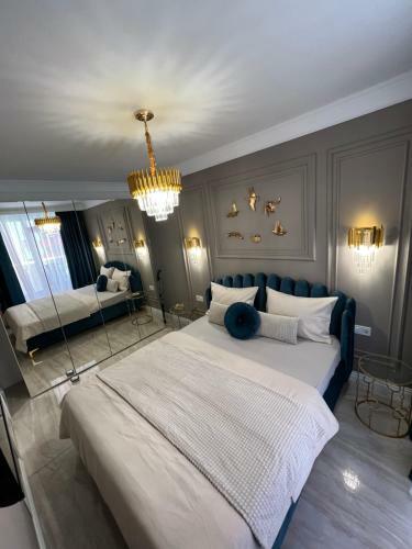 Golden Apartment