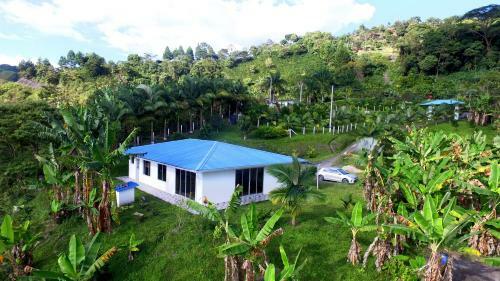 Acogedora Casa de Campo Con Vista A La Monta�a