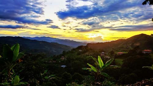 Acogedora Casa de Campo Con Vista A La Monta�a