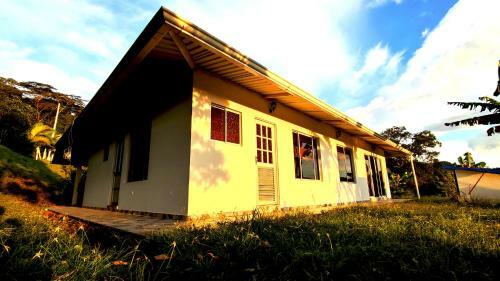 Acogedora Casa de Campo Con Vista A La Monta�a
