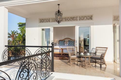 Villa Tau