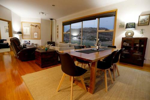 Stanley Beach House With Stunning Nut Views!